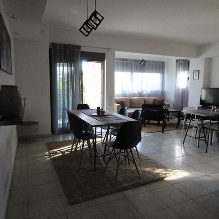 Lovely 2-Bedroom Apartment アテネ エクステリア 写真
