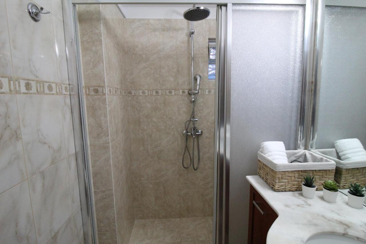 Lovely 2-Bedroom Apartment アテネ エクステリア 写真